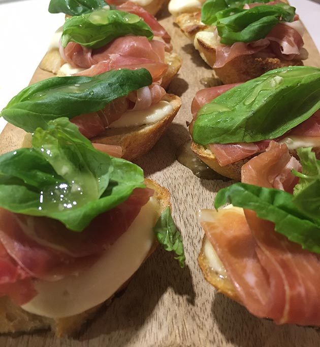 Hunajaiset kinkku-juustocrostinit