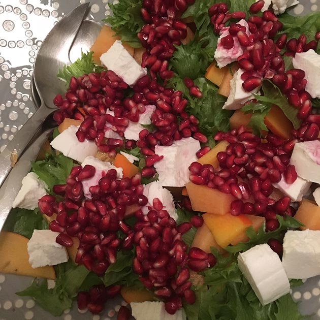 Persimon-vuohenjuustosalaattia ja granaattiomenaa