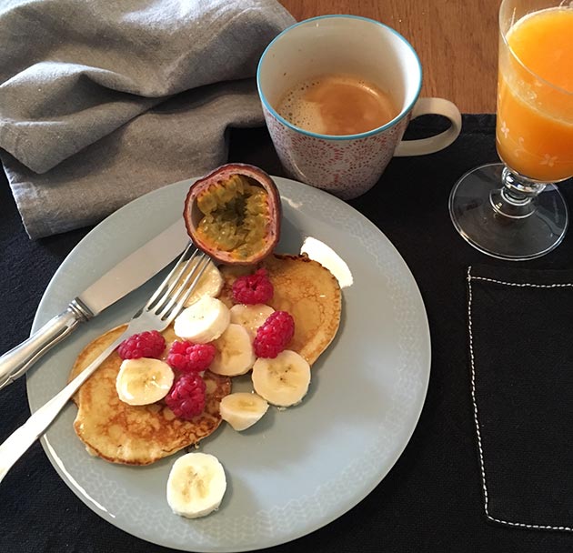 Rahkaletut eli syrnikit banaaniviipaleiden ja vadelmien kanssa.