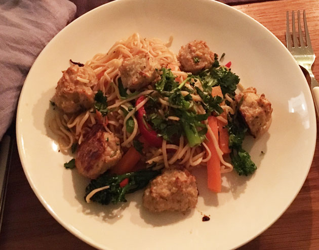 Mausteiset broileripyörykät ja&nbsp;nuudelisalaatti