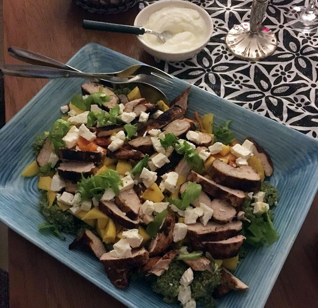 Kana-kuskussalaatti ja jogurttikastike