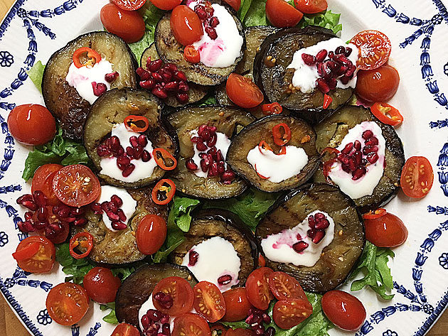 Munakoisosalaatti, jogurttikastike, granaattiomenaa