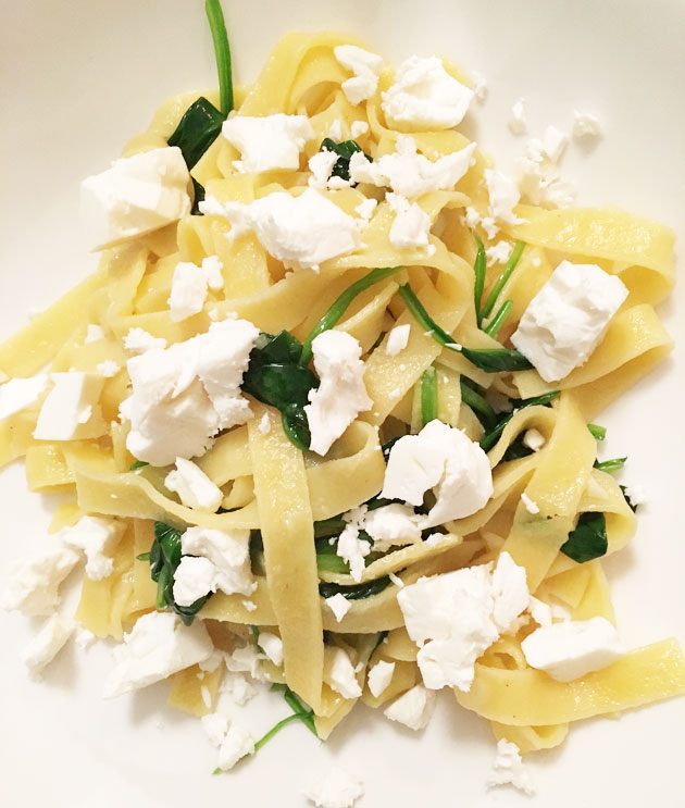 tuorepastaa, pinaattia ja fetaa