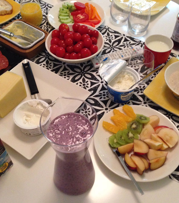 mustikka-banaanismoothie aamiaispöydässä