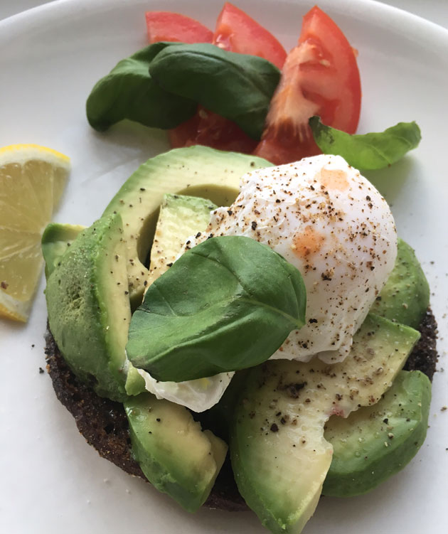 Uppomuna, avokadoa, tomaattia ja ruisleipä