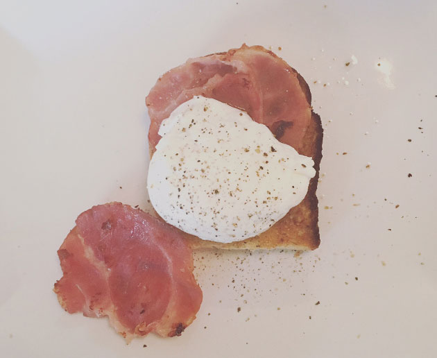 Uppomuna paahtoleivällä ja pekonia