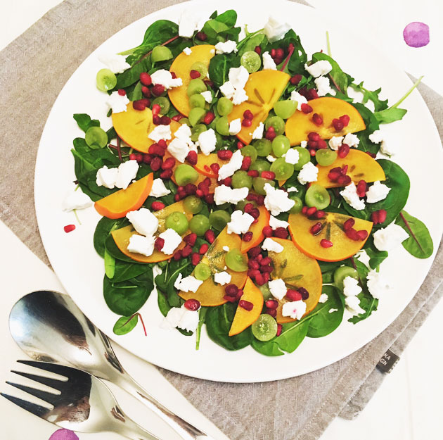 Salaatti: granaattiomenaa, persimonia, rypäleitä ja vuohenjuustoa