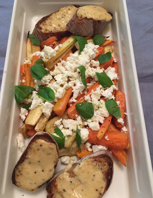 Lämmin salaatti uunijuureksista ja&nbsp;rarebite-leivät