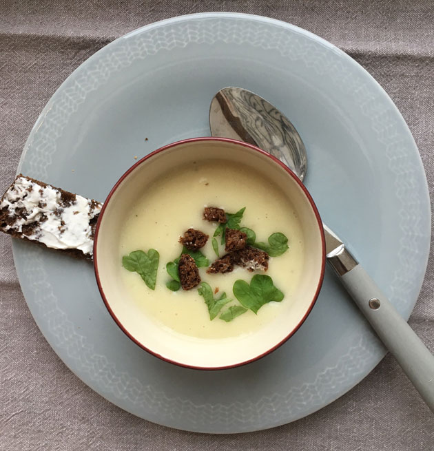 Samettisen kermainen maa-artisokkakeitto