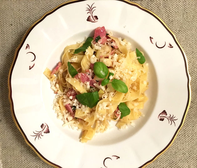 omenainen pekonipasta