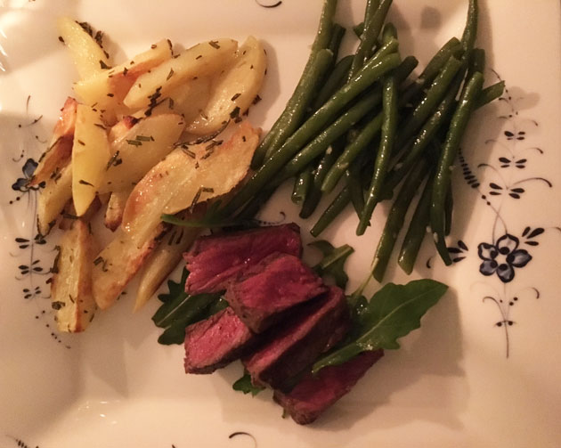 Rosmariinilla maustetut pihvit, valkosipulipavut ja lohkoperunat