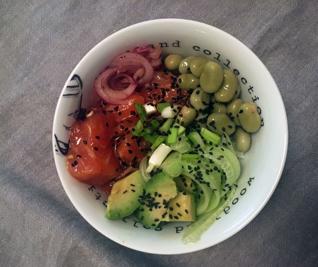 Pokekulho lohesta - poke bowl
