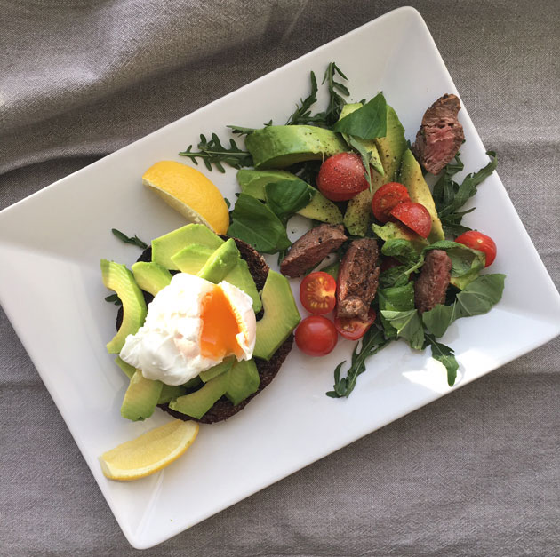 Uppomuna ruisleivällä ja paahtofilee salaatti