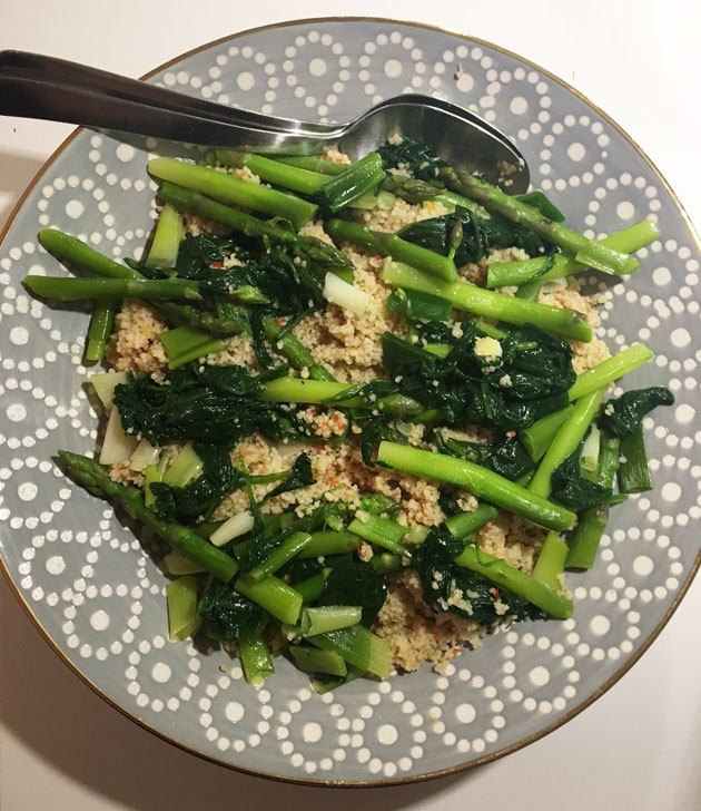 Raikas kuskus-salaatti ja&nbsp;vihanneksia