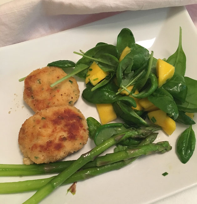 Chilillä maustetut rapukakut ja pinaatti-mangosalaatti