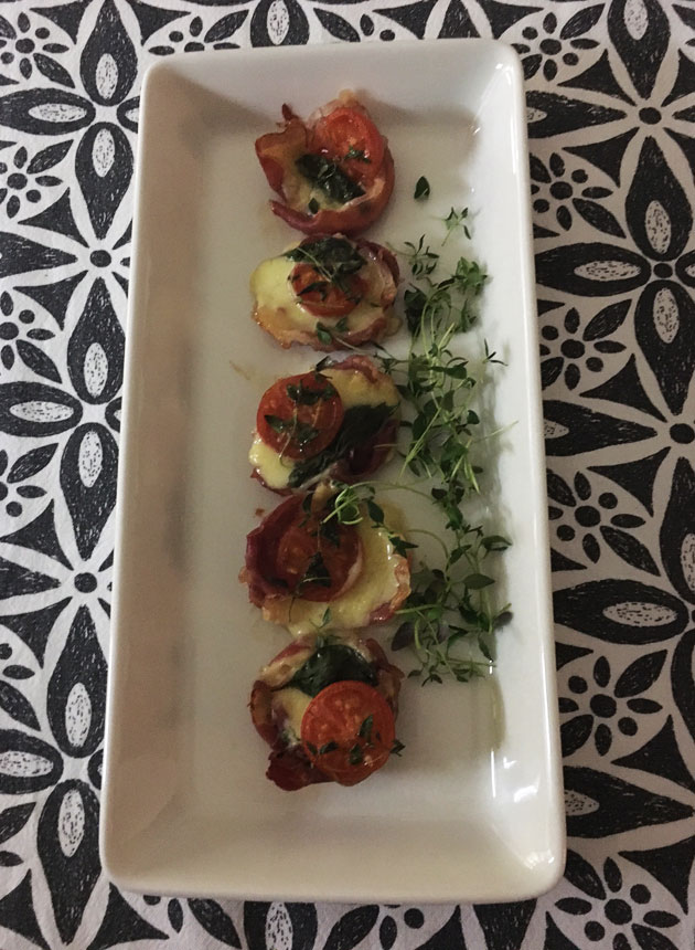 Savujuustoa, ilmakuivattua kinkkua ja kirsikkatomaatteja