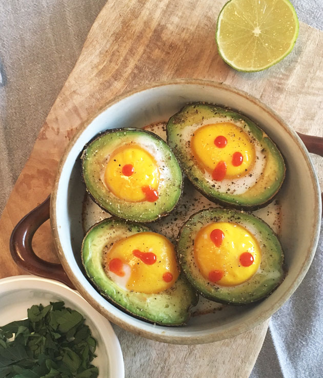 Kananmunilla täytetyt avokadot