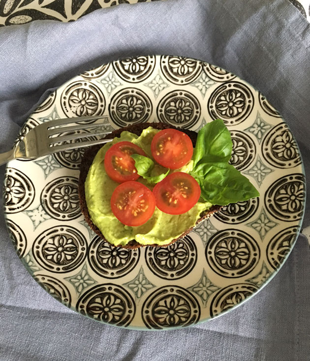 Avokadotahnaa ja ruisleipää