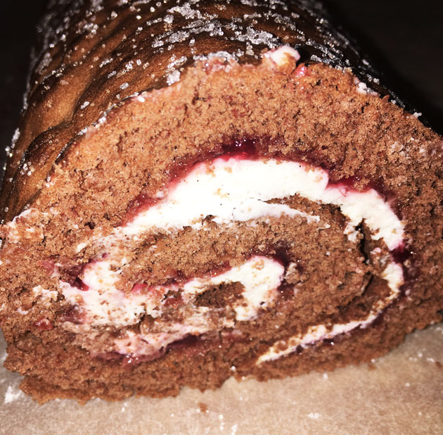 Mascarponella täytetty suklaakääretorttu