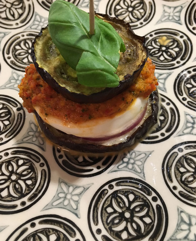 Romescolla täytetyt munakoisotornit