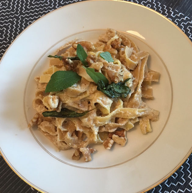 Salvialla maustettu saksanpähkinäpasta