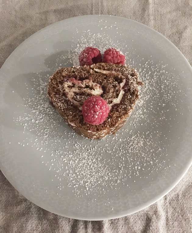 Mascarponella täytetty suklaakääretorttu