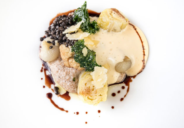 Ruispolentaa, Västserbottenost, haudutettu kevätkaali ja tumma kuminakastike