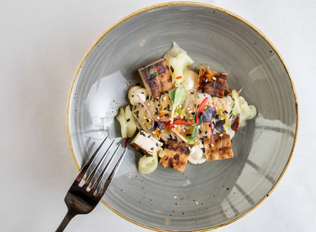 Viking Linen vegaani alkuruoka tofutataki