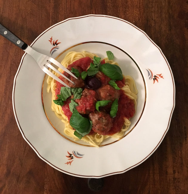 Mehevät lihapullat tomaattikastikkeessa