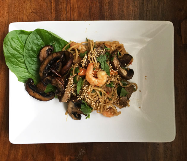 Naudanlihaa, katkarapuja ja&nbsp;nuudeleita