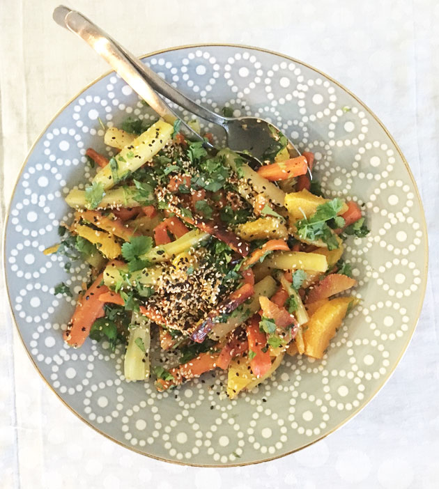 Salaatti väriporkkanoista, appelsiineista ja&nbsp;korianterista