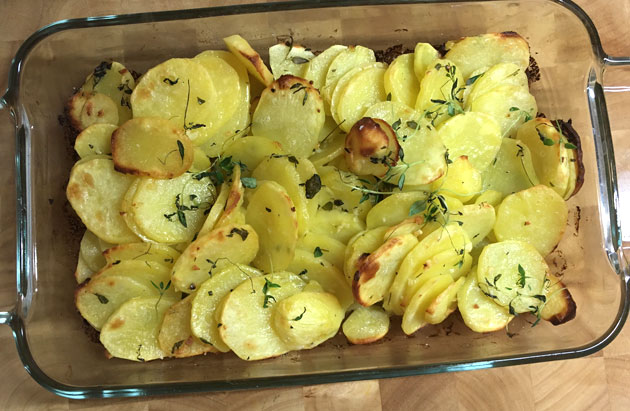 Timjamilla maustetut valkosipuliperunat