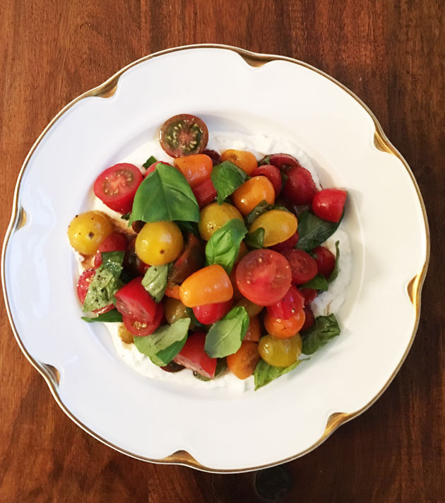 Sitruuna säväyttää täyteläisen tomaatti-basilikasalaatin