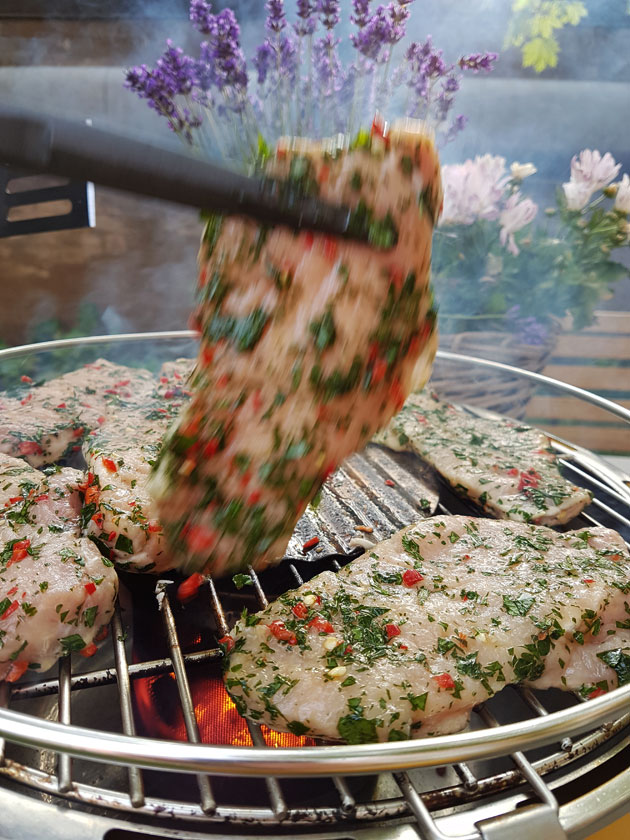 Grillatut porsaan ulkofileepihvit saavat täpäkkyyttä&nbsp;chilistä