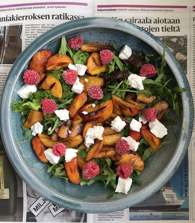 Grillattu nektariini piristää vuohenjuustosalaatin