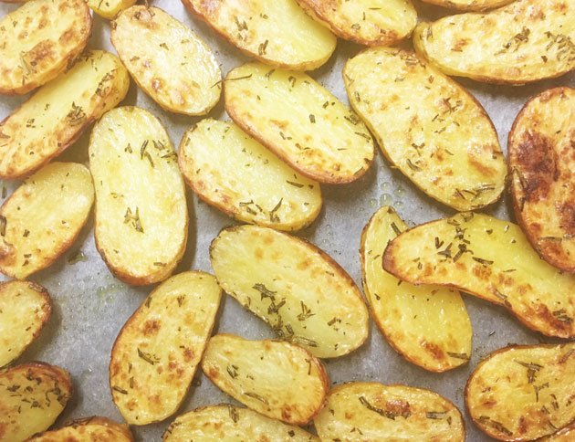 Italian varhaisperunat kypsyvät rosmariinin kanssa&nbsp;uunissa