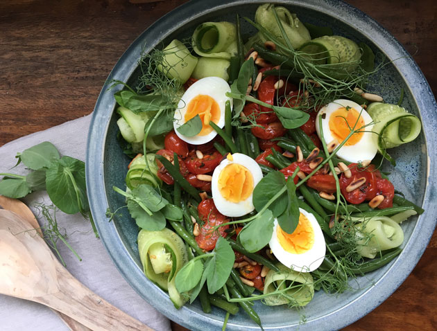 Kevennetty maalaissalaatti: papuja, kananmunaa ja paahdettuja&nbsp;tomaatteja