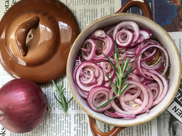 Marinoitu punasipuli höystää monet&nbsp;herkut