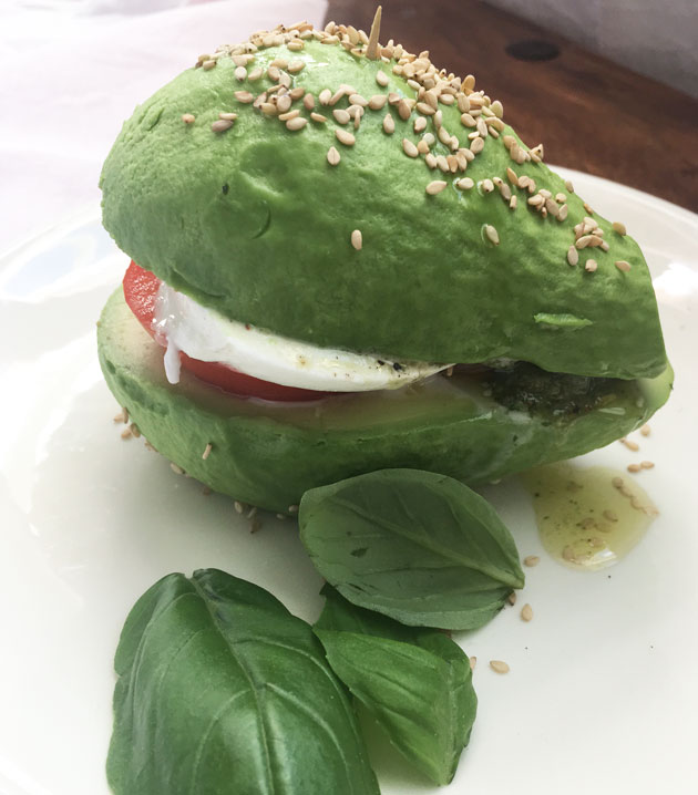 Mozzarellalla, tomaatilla ja pestolla täytetty avokado, avokado-burger