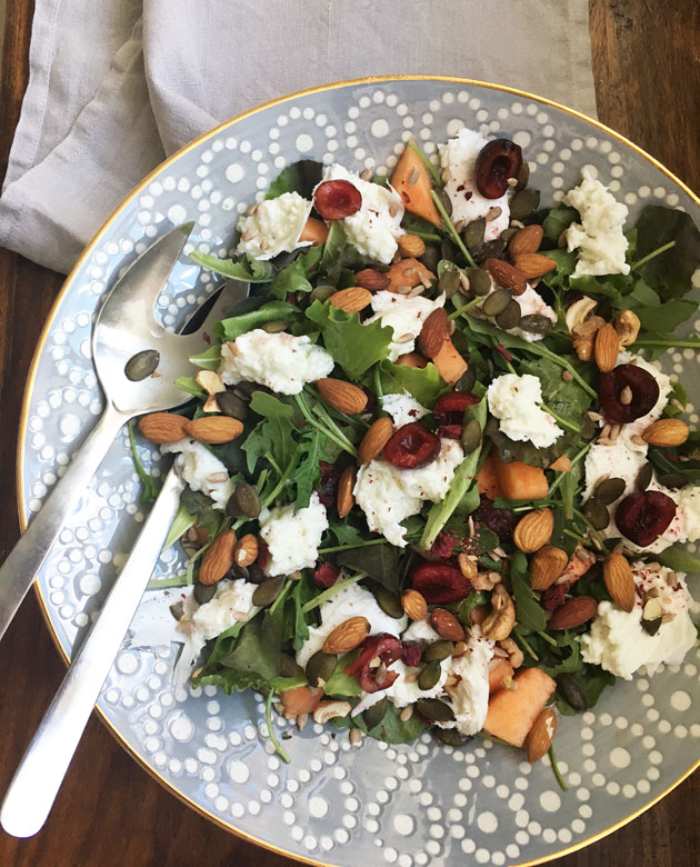 Kirsikka-mozzarellasalaattia