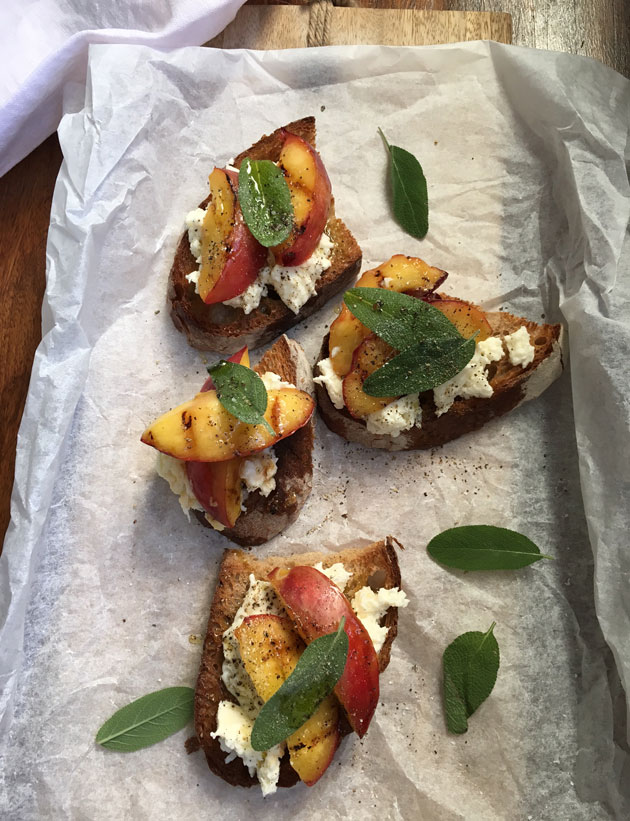 Grillatut bruschetat nektariini-mozzarella päällysteillä