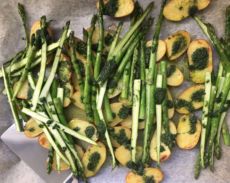 Parsa ja uudet perunat paahtuvat&nbsp;uunissa