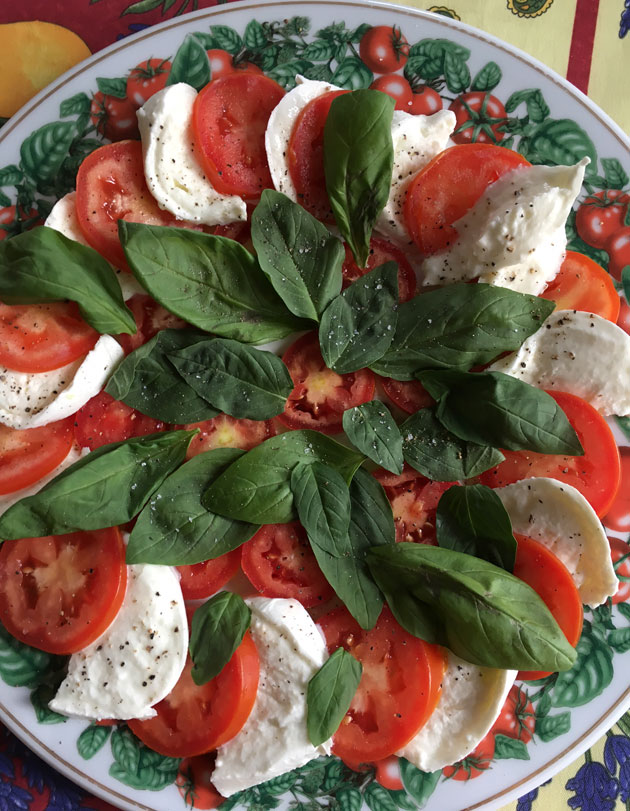 Caprese, klassikkosalaatti tomaatista ja&nbsp;mozzarellasta