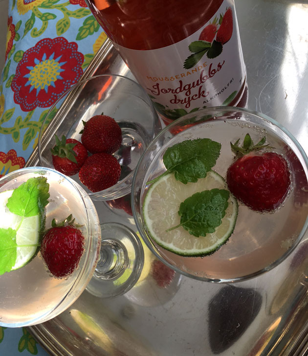 Mansikkainen prosecco-drinkki