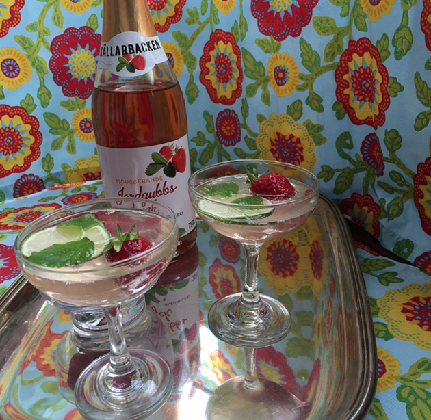 mansikkainen prosecco-drinkki