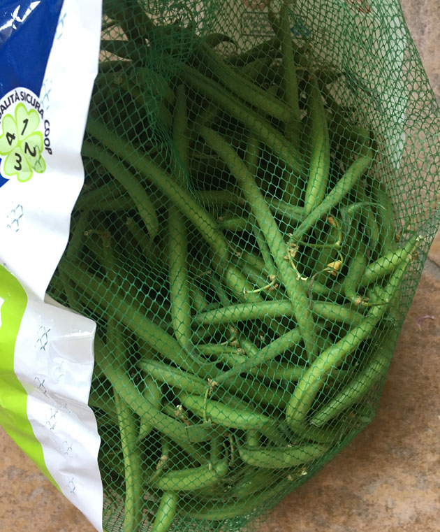 Kilon pussi vihreitä papuja