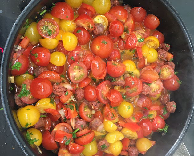 Tomaatti-tuoremakkarakastike pastalle