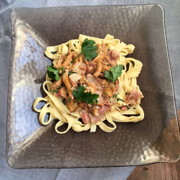 Itse tehtyä tuorepastaa ja kantarelli-pekonikastiketta