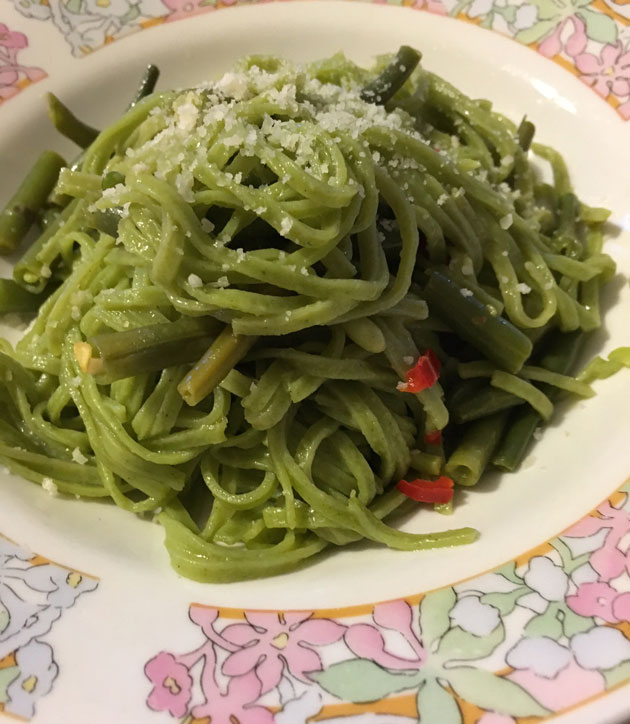 Pastaa, vihreitä papuja ja&nbsp;chiliä