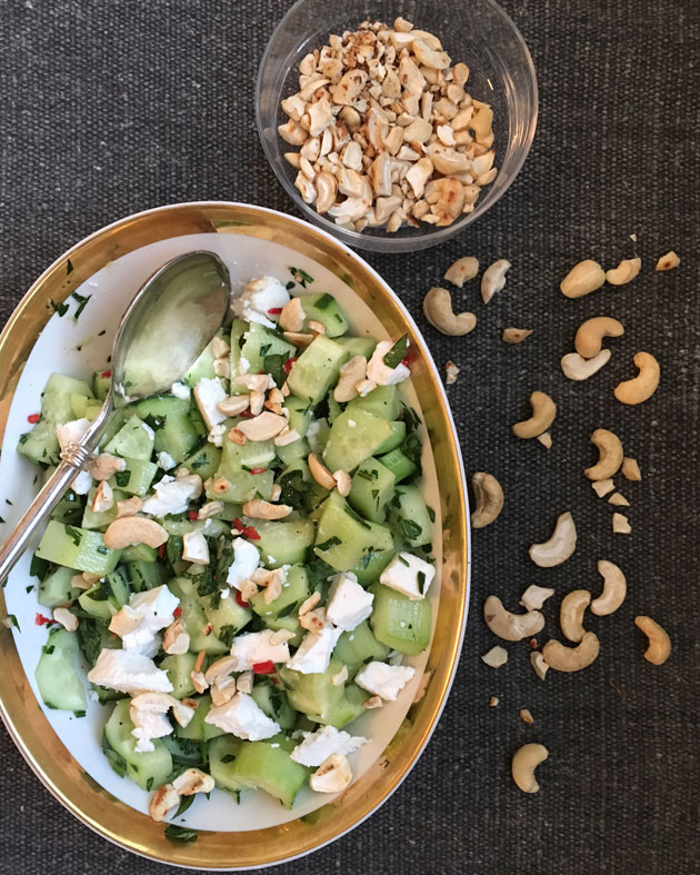 Raikas salaatti avomaankurkuista, chilistä ja&nbsp;persiljasta